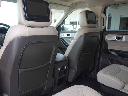 Used 2020 Ford Explorer Platinum w/ Premium Technology Package AWD/4WD image 13