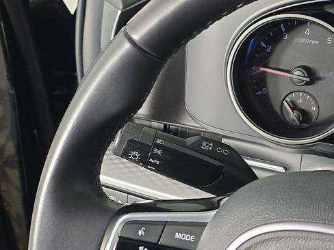 Used 2023 Kia Carnival LX image 30