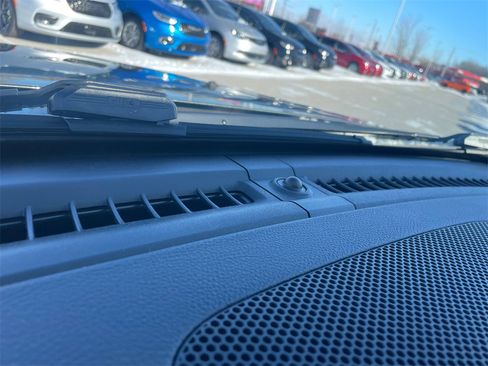 Used 2019 Jeep Cherokee Latitude Plus w/ Cold Weather Group image 23