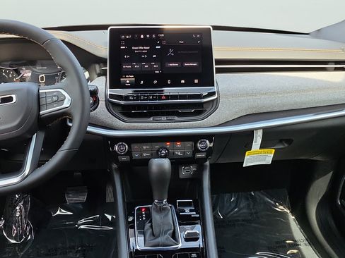 New 2026 Jeep Compass Latitude AWD/4WD image 12