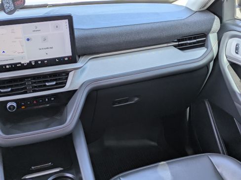 Used 2025 Ford Explorer Active w/ Active Comfort Package RWD image 18