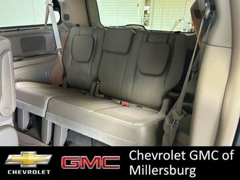 Used 2015 Chrysler Town & Country Touring-L w/ Driver Convenience Group image 23
