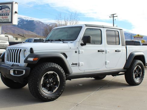 Used 2023 Jeep Gladiator Sport image 2