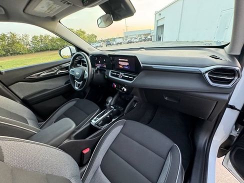 Used 2025 Chevrolet TrailBlazer LT w/ LT Cold Weather Package FWD image 31