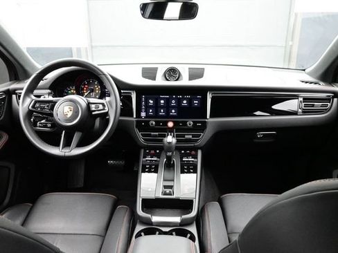 Certified 2025 Porsche Macan AWD/4WD image 18