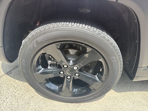 Used 2023 Jeep Grand Cherokee Altitude RWD image 17