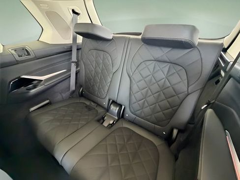 Used 2024 BMW X7 xDrive40i w/ Premium Package image 33