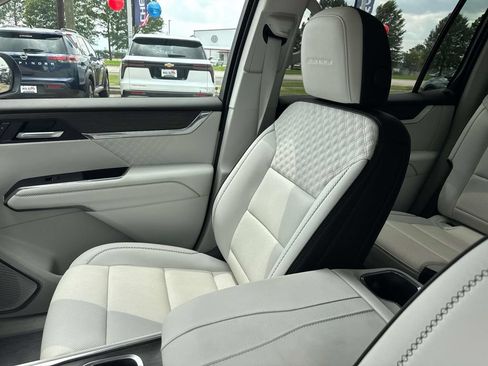 Used 2025 GMC Acadia Denali w/ LPO, All-Weather Package AWD/4WD image 22