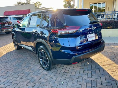 Used 2024 Nissan Rogue SV image 3