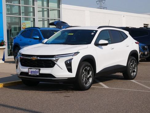 Used 2024 Chevrolet Trax LT w/ Driver Confidence Package FWD image 2