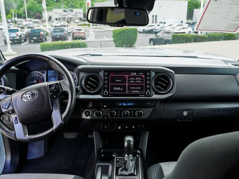 Certified 2022 Toyota Tacoma TRD Off-Road AWD/4WD image 28