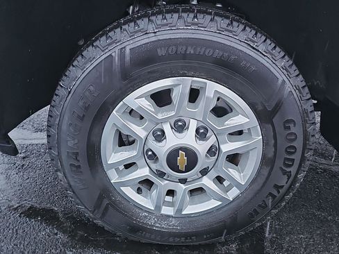 Used 2024 Chevrolet Silverado 2500 LT image 9