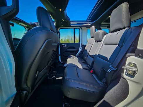 New 2026 Jeep Wrangler Unlimited Sahara AWD/4WD image 30
