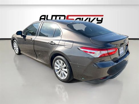 Used 2018 Toyota Camry LE image 5