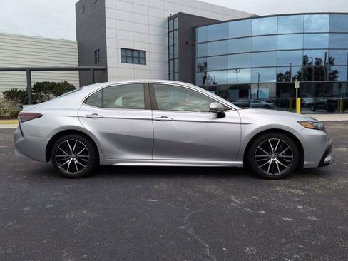 Used 2023 Toyota Camry SE FWD image 4