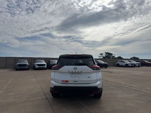 Used 2024 Nissan Rogue SV FWD image 18