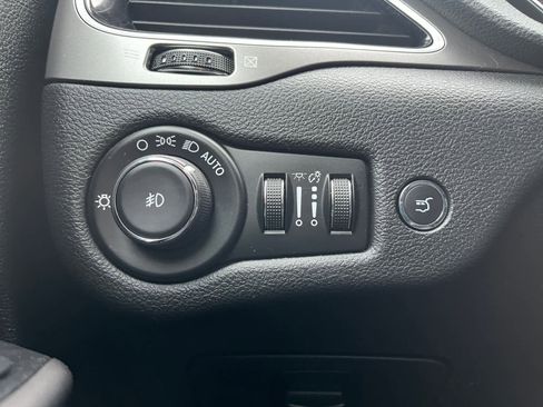 Used 2020 Jeep Cherokee Limited image 19