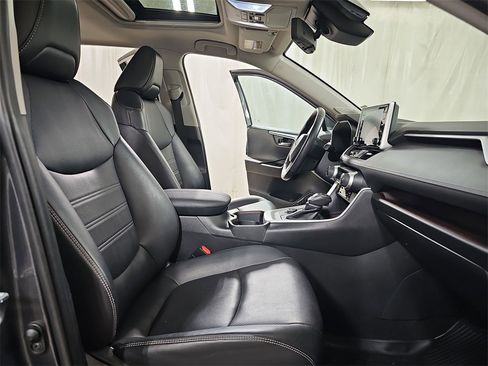 Used 2020 Toyota RAV4 Limited image 16