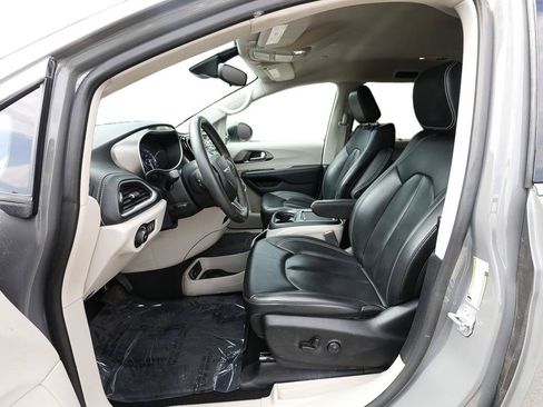 Used 2023 Chrysler Pacifica Touring-L AWD/4WD image 12