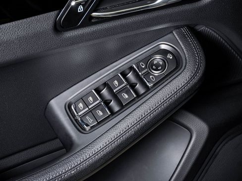 Certified 2025 Porsche Macan image 25