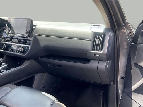 Used 2024 Nissan Pathfinder SL w/ Lighting Package (N92) FWD image 18