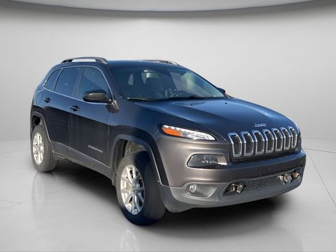 Used 2018 Jeep Cherokee Latitude Plus image 2