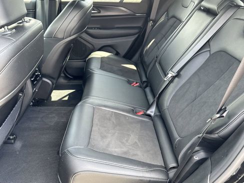 Certified 2025 Jeep Grand Cherokee Altitude AWD/4WD image 15