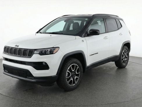 Used 2025 Jeep Compass Trailhawk image 3