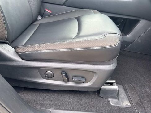 Used 2025 Nissan Pathfinder SL AWD/4WD image 18