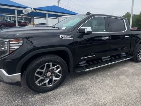 Used 2023 GMC Sierra 1500 SLT w/ SLT Premium Plus Package AWD/4WD image 4