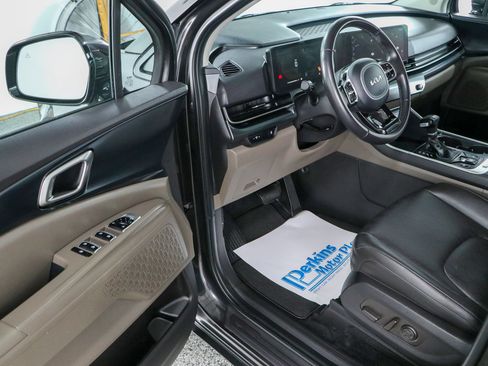 Used 2025 Kia Carnival FWD image 3