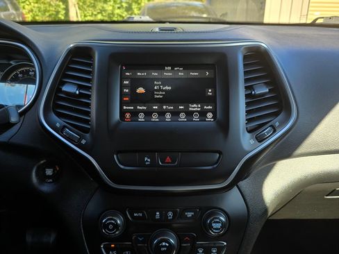 Used 2019 Jeep Cherokee Latitude Plus image 4