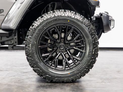 Used 2025 Jeep Wrangler Sahara image 23