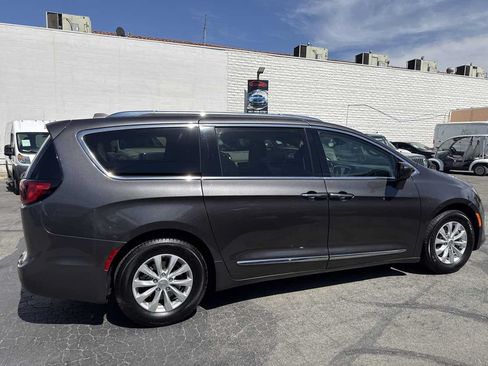 Used 2018 Chrysler Pacifica Touring-L FWD image 8