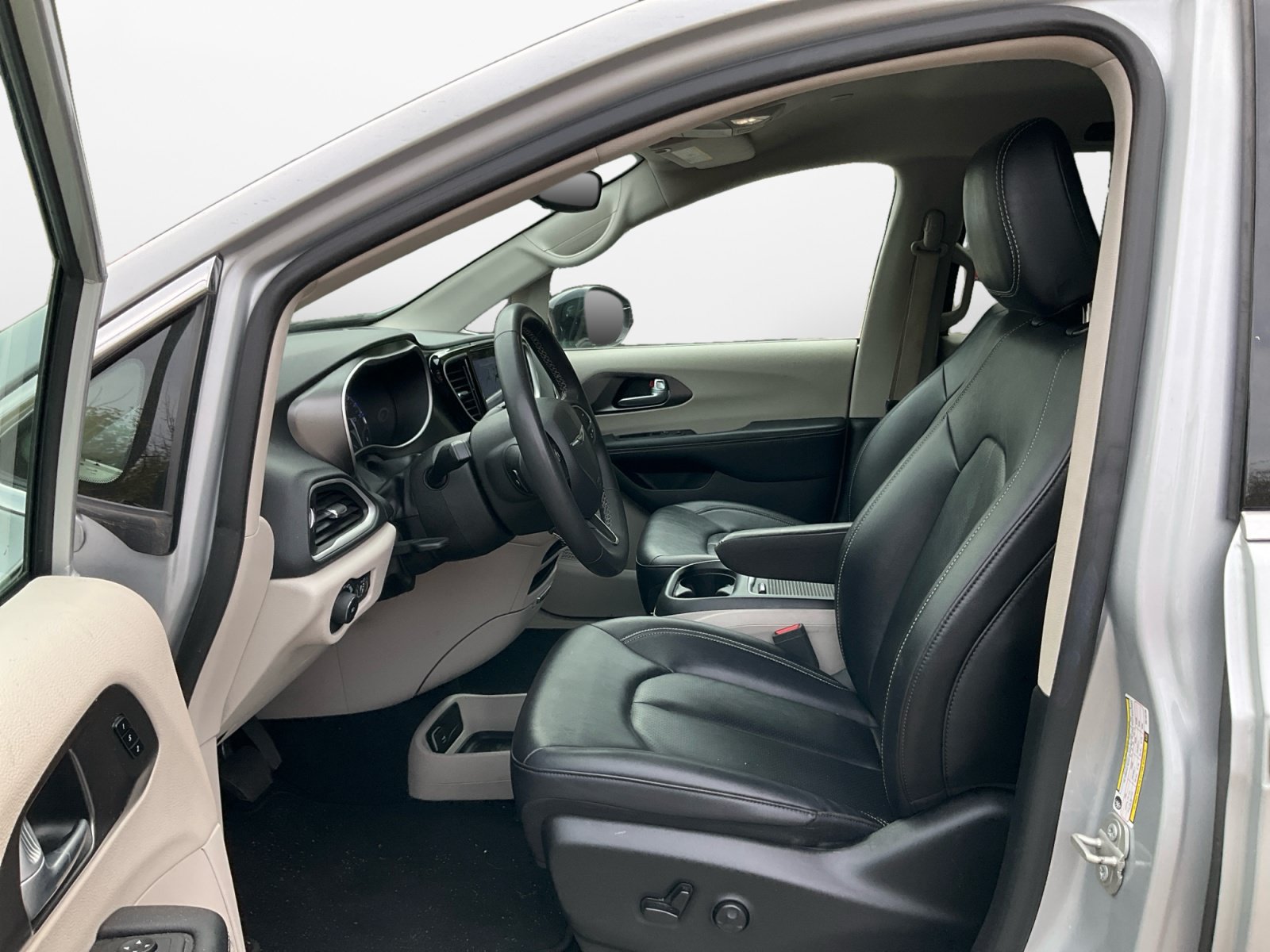 Used 2024 Chrysler Pacifica Touring-L FWD image 10