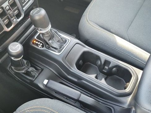 Certified 2025 Jeep Gladiator Sport AWD/4WD image 30