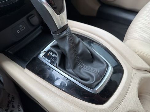 Used 2018 Nissan Rogue SV w/ Premium Package image 36