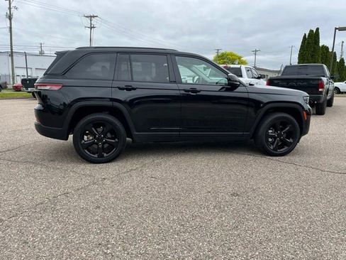 Used 2023 Jeep Grand Cherokee Limited w/ Black Appearance Package AWD/4WD image 6