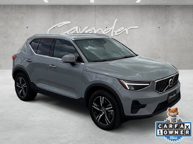 Used 2025 Volvo XC40 B5 Core AWD/4WD image 2
