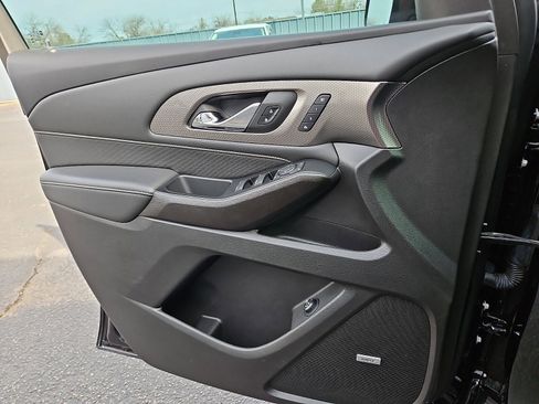 Used 2023 Chevrolet Traverse Premier image 11