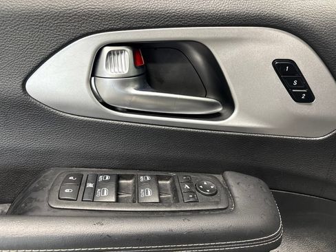 Used 2025 Chrysler Pacifica Limited FWD image 10