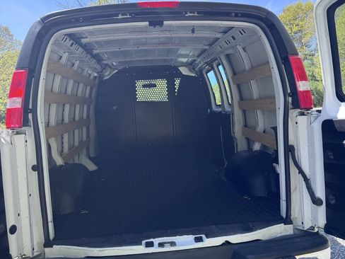 Used 2024 GMC Savana 2500 w/ Driver Convenience Package RWD image 9