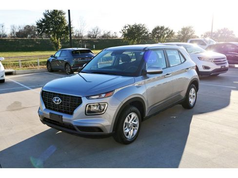 Certified 2025 Hyundai Venue SE image 4