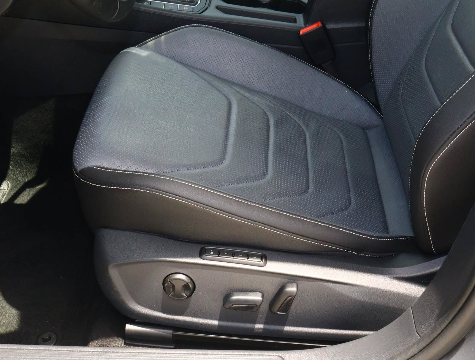 Used 2025 Volkswagen Jetta SEL FWD image 13