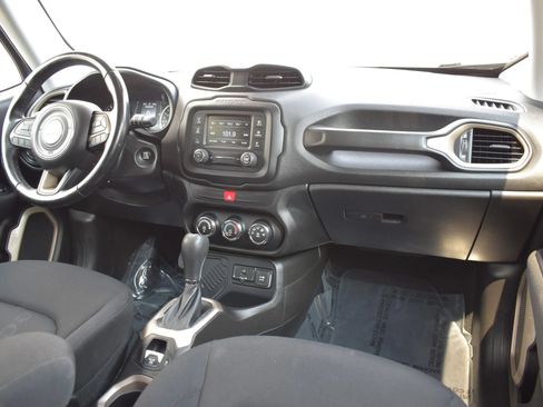 Used 2017 Jeep Renegade Latitude FWD image 18