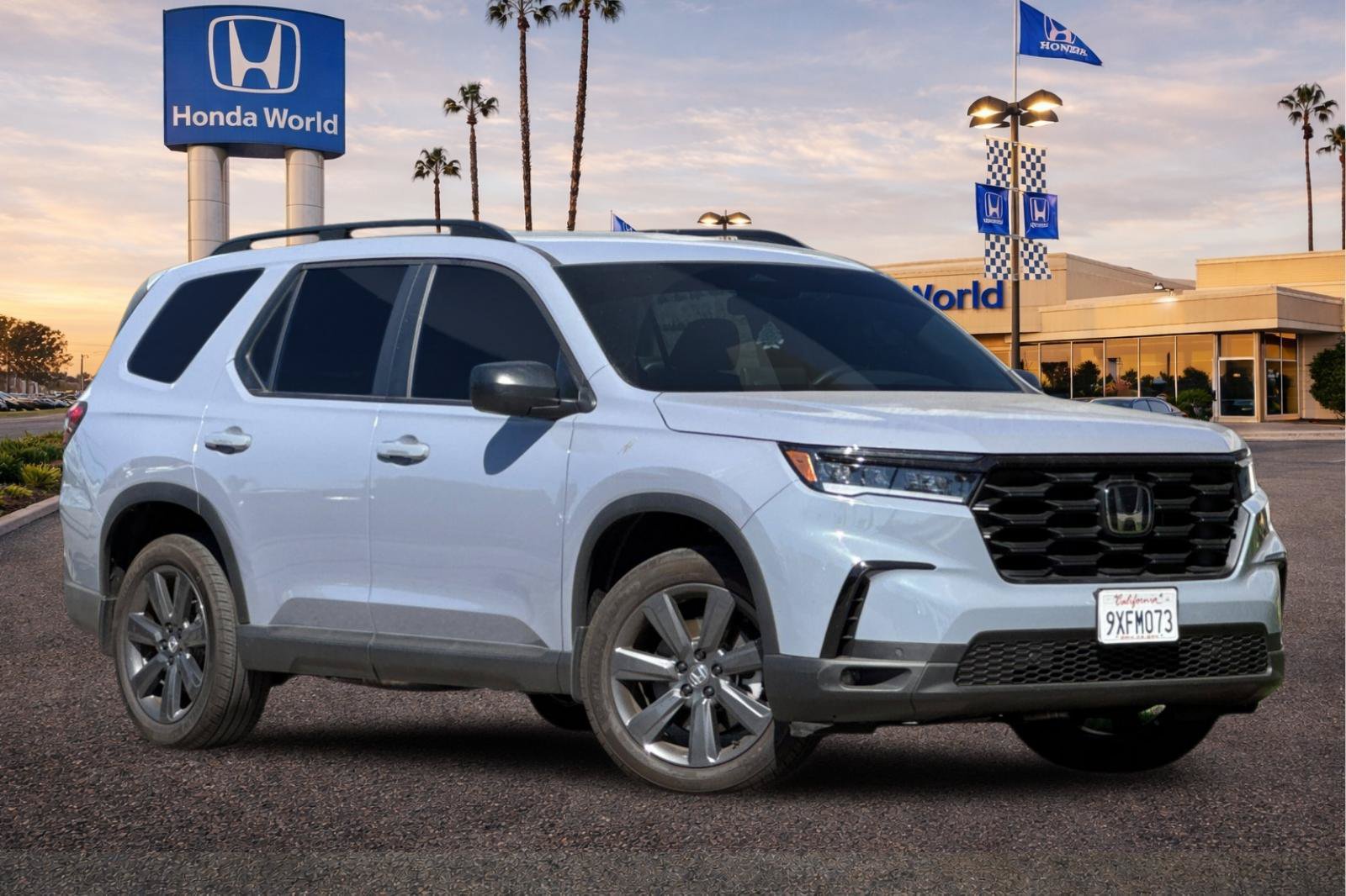 Used 2025 Honda Pilot Sport image 2
