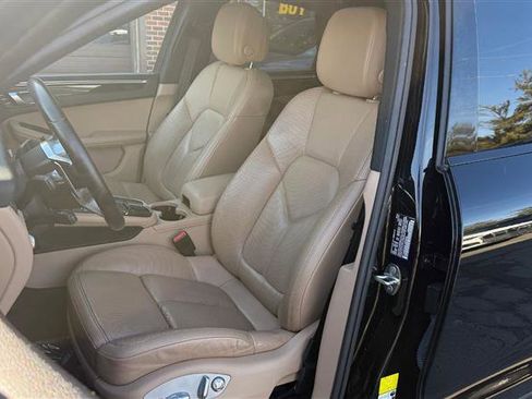 Used 2020 Porsche Macan w/ Premium Package Plus image 36