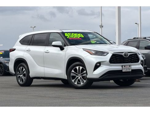 Certified 2025 Toyota Highlander XLE FWD image 2
