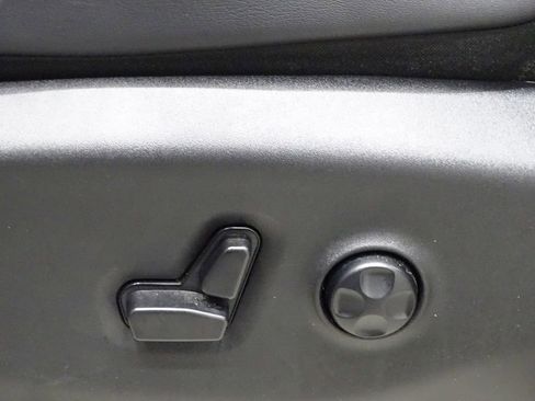 Used 2024 Chrysler Pacifica Touring-L image 16