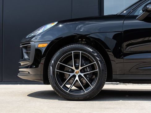 Certified 2025 Porsche Macan AWD/4WD image 13